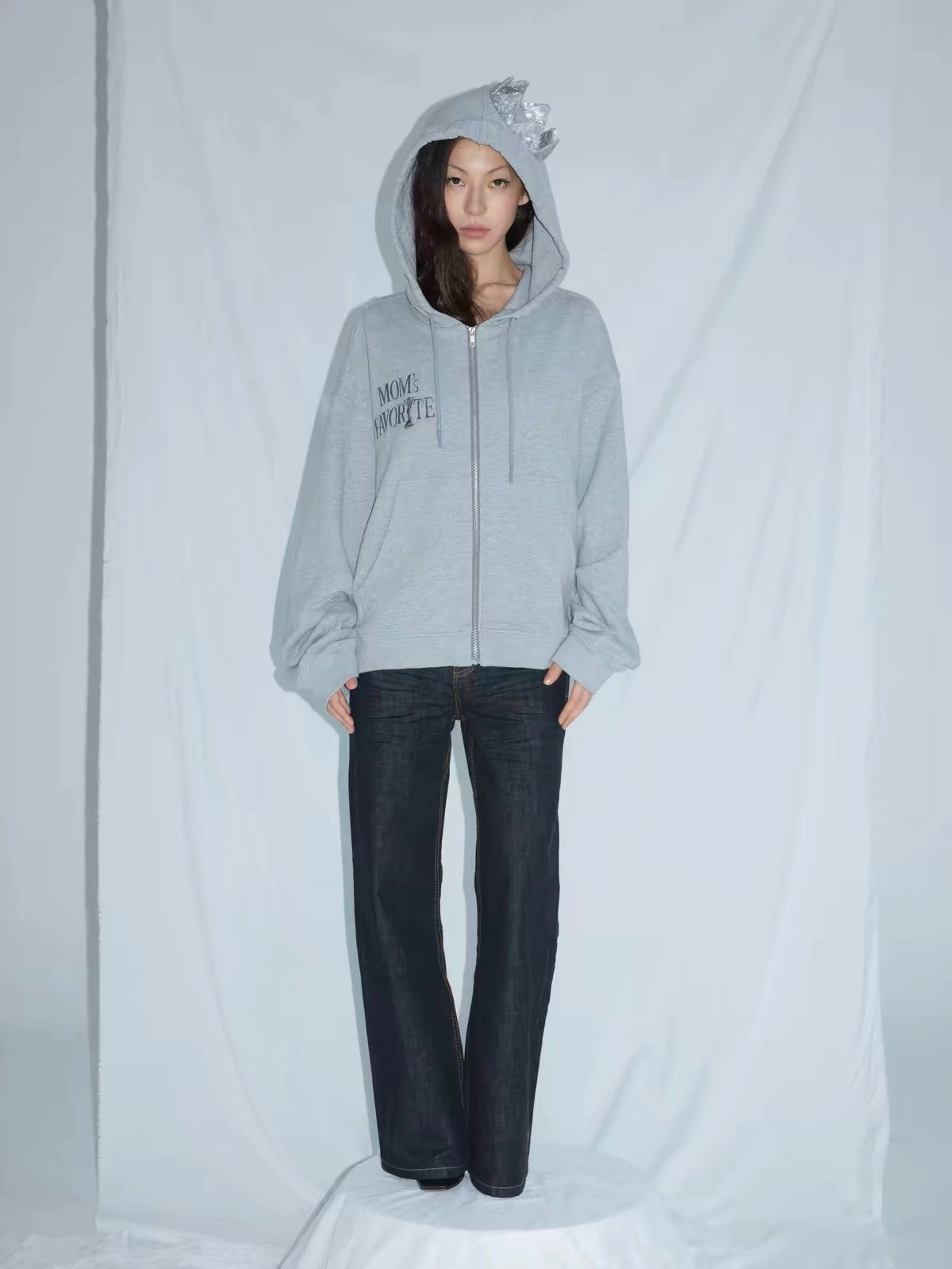 mwah goods スパンコールクラウン オーバーサイズジップパーカー 正面着用イメージ