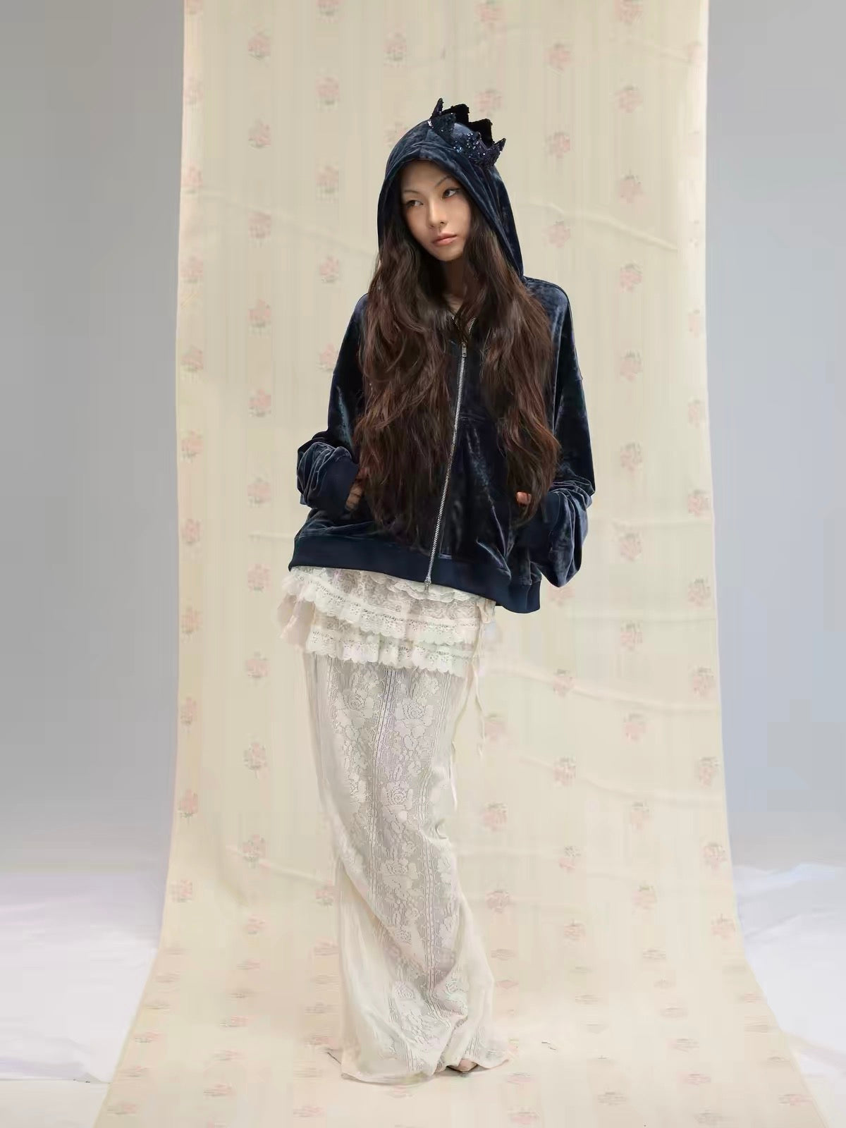 mwah goods スパンコールクラウン ベロアジップパーカー ネイビー 全身画像
