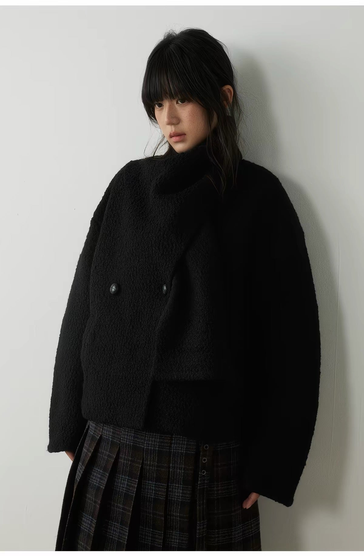 nothing cozy 黒いアウターのモデル写真