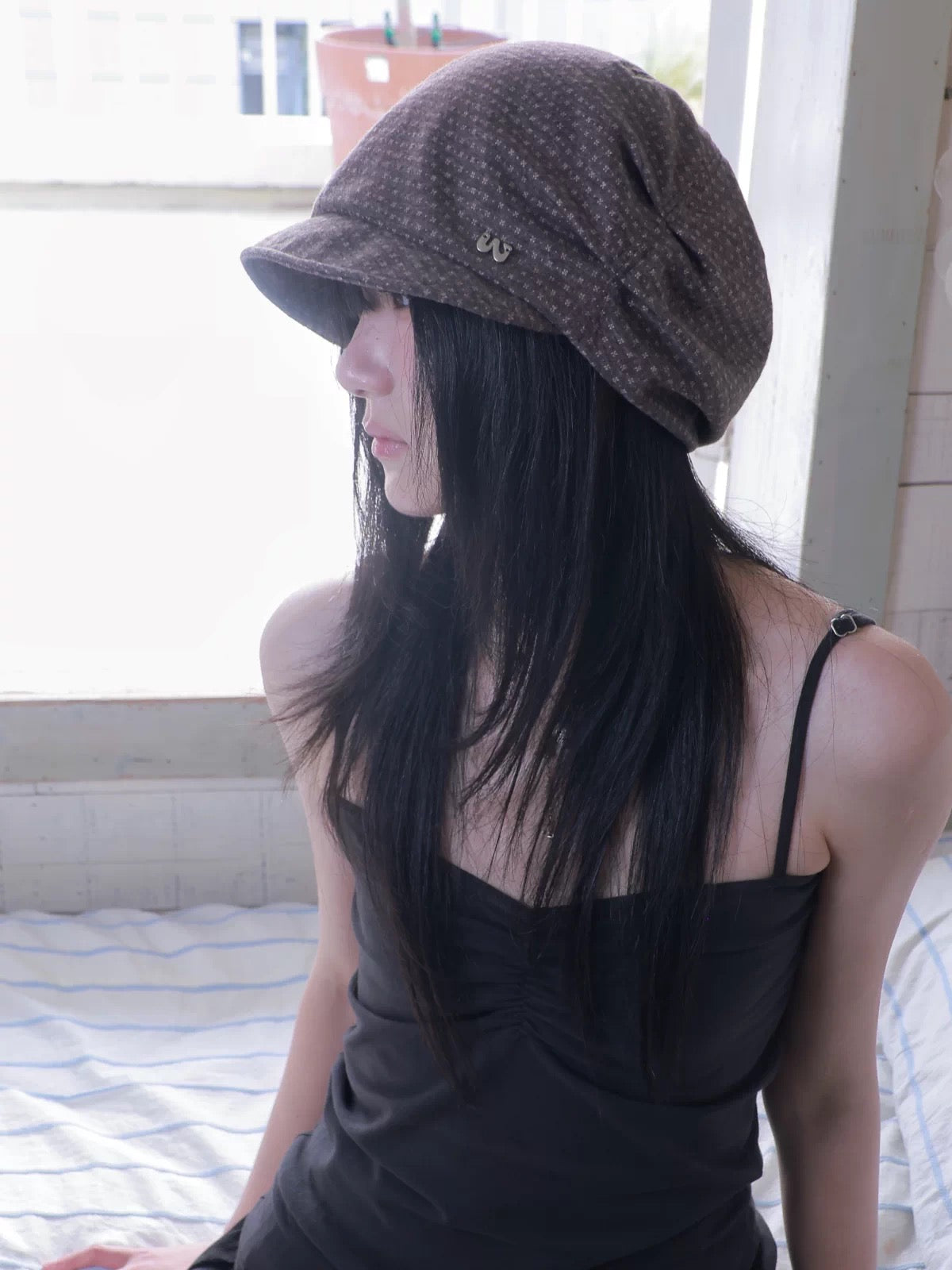 WUYE 小花柄キャスケット グレーフローラル 着用写真 窓辺